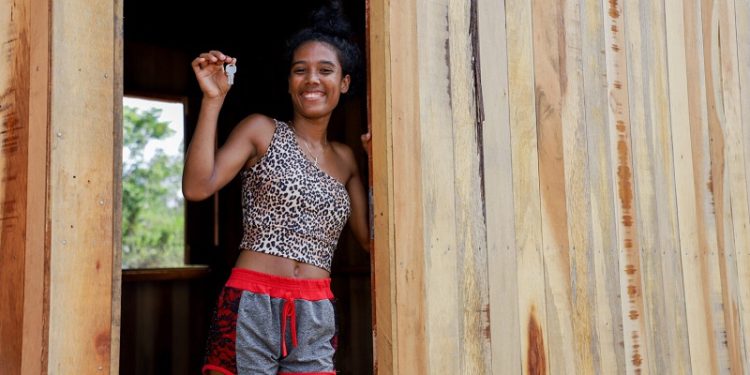 Moradias provisórias para famílias da ocupação Marielle Franco começam ser entregues em Rio Branco