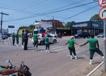 Terceirizados voltam a fechar trecho da Avenida Nações Unidas em razão do salário atrasado nesta quarta-feira
