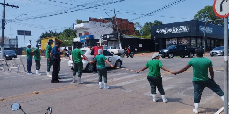 Terceirizados voltam a fechar trecho da Avenida Nações Unidas em razão do salário atrasado nesta quarta-feira