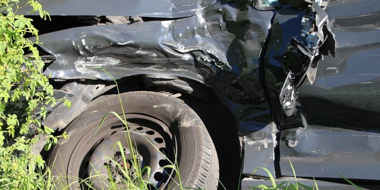 Carro envolvido em acidente que deixou dez feridos estava com oito passageiros