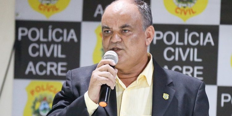 Delegado-geral da Polícia Civil do Acre pode entrar com ações conta deputada Michelle Melo; entenda