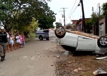 Homem acusado de roubar carro capota o veículo ao tentar fugir da polícia em Rio Branco