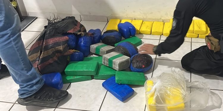 Operação apreende mais de 70 kg de drogas em porta-malas de carro no interior do Acre