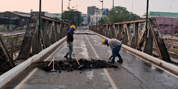 Após quase três meses interditada, obras na Ponte Metálica têm início em Rio Branco