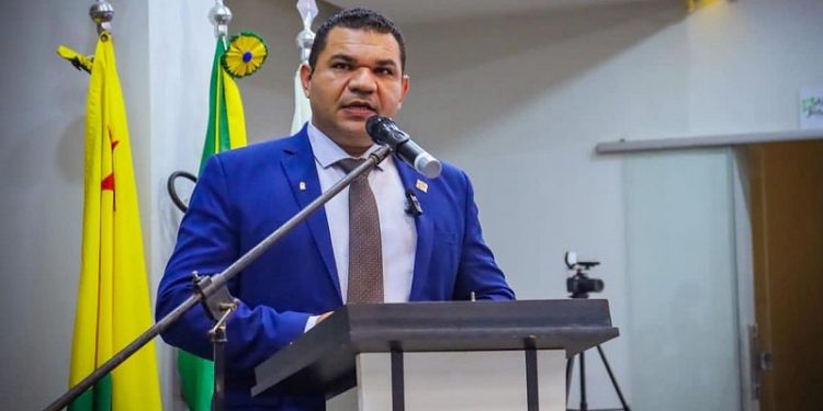 Vereador de Rio Branco viaja com assessora para capacitação em São Paulo; quase R$ 5 mil em diárias