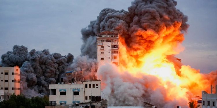 Após bombardeios intensos no fim de semana, guerra entre Israel e Hamas já tem mais de 6.000 mortos