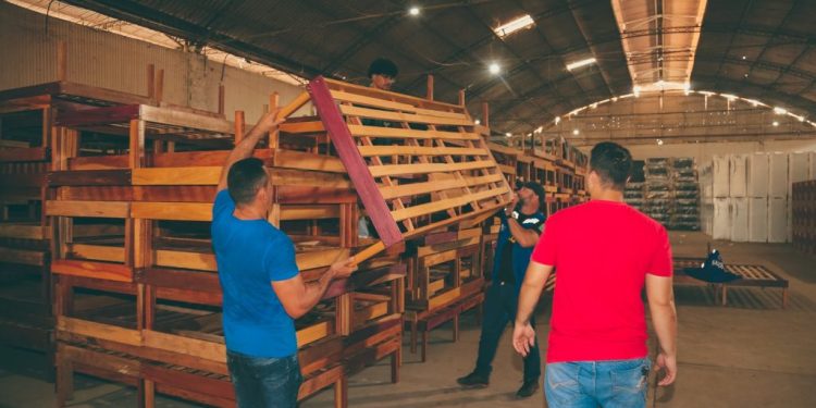 Prefeitura realiza entrega de móveis às famílias atingidas pelas cheias em Rio Branco