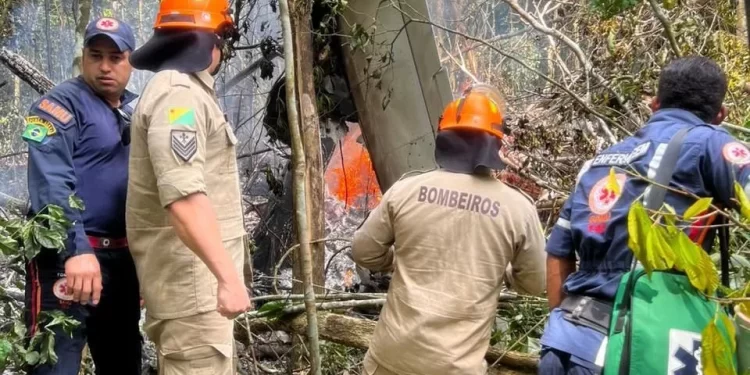 Famílias e amigos das vítimas do acidente aéreo recebem assistência da empresa responsável