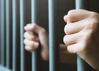 No interior do Acre, homem ameaçado por facção furta estabelecimento para ser preso