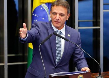 “Acho que ninguém deve entrar nas universidades por conta da cor da pele”, diz senador Marcio Bittar