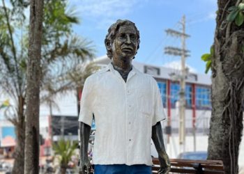 Estátua de Chico Mendes retorna restaurada à Praça dos Povos da Floresta