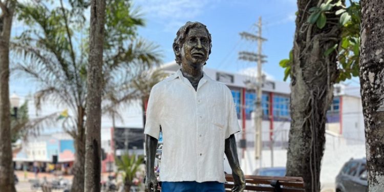 Estátua de Chico Mendes retorna restaurada à Praça dos Povos da Floresta