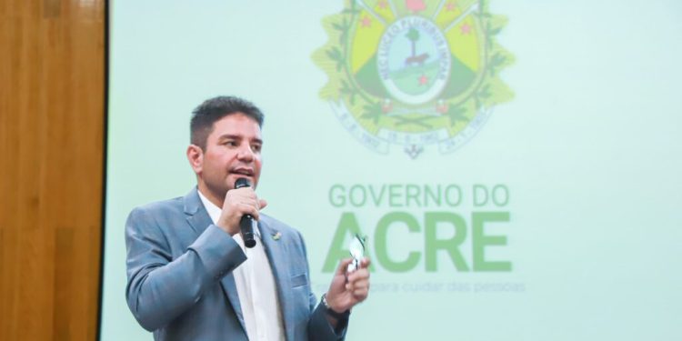 Convocação de 446 profissionais para Sesacre anunciada por Gladson ainda não saiu no Diário Oficial do Estado