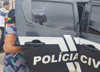 Mulher acusada de ser cúmplice de abuso sexual das próprias filhas é presa no Acre