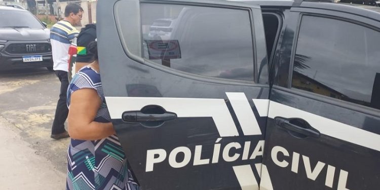 Mulher acusada de ser cúmplice de abuso sexual das próprias filhas é presa no Acre