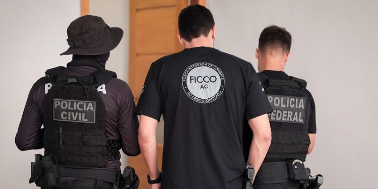 Forças de segurança do Acre cumprem mandados de busca e apreensão contra organização criminosa