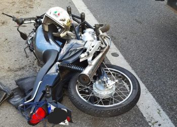 Motociclista morre ao desviar de blitz e colidir com parada de ônibus em Rio Branco