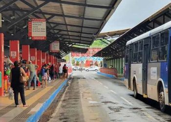 Acadêmicos da Ufac realizam manifestação contra a paralisação das linhas de ônibus em Rio Branco nesta terça-feira (14)