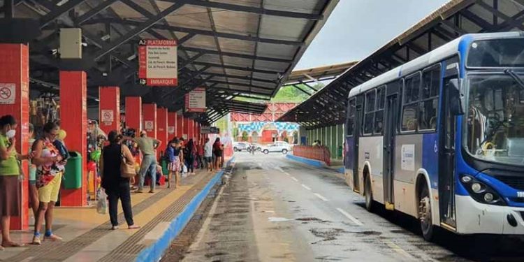 Acadêmicos da Ufac realizam manifestação contra a paralisação das linhas de ônibus em Rio Branco nesta terça-feira (14)
