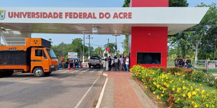 Professores da Ufac aderem à paralisação nacional nesta terça-feira; entenda