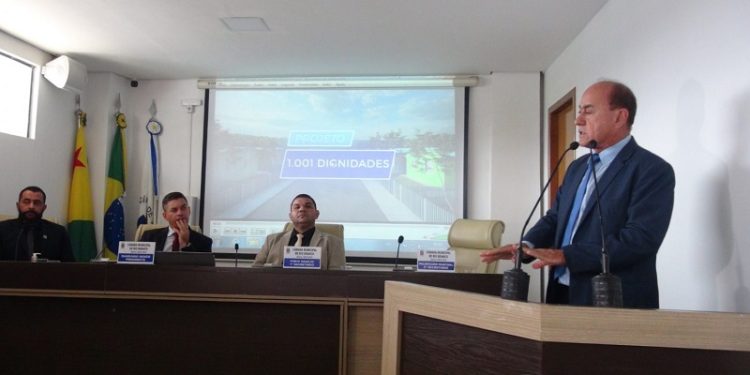 Bocalom entrega à Câmara projetos para construção de quase 2 mil unidades habitacionais em Rio Branco