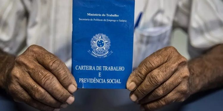 Mais de 60% da população de Rio Branco com trabalho fixo não tem carteira assinada