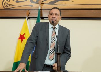 “Quer ter a posse das netas” diz Manoel Morais sobre acusações de deputada