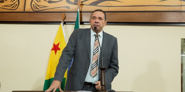 “Quer ter a posse das netas” diz Manoel Morais sobre acusações de deputada