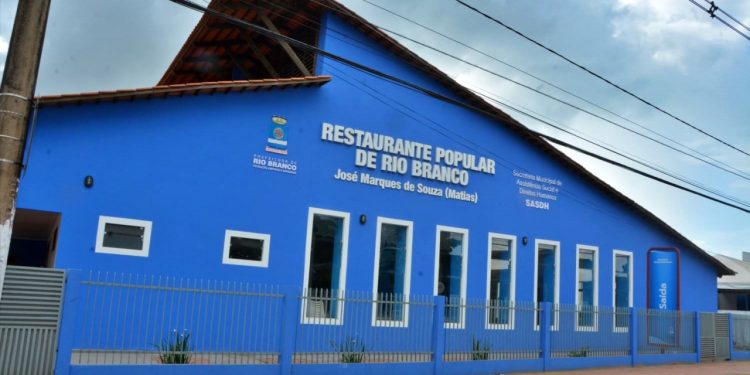 Almoço especial de Natal é oferecido no Restaurante Popular da Sobral