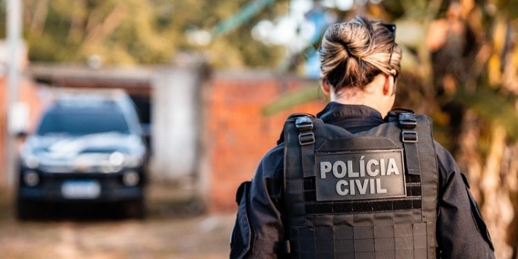Três pessoas são presas suspeitas de crimes de estupro e estelionato em operação policial no Acre