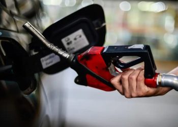 Petrobras reduz preço do diesel às distribuidoras amanhã