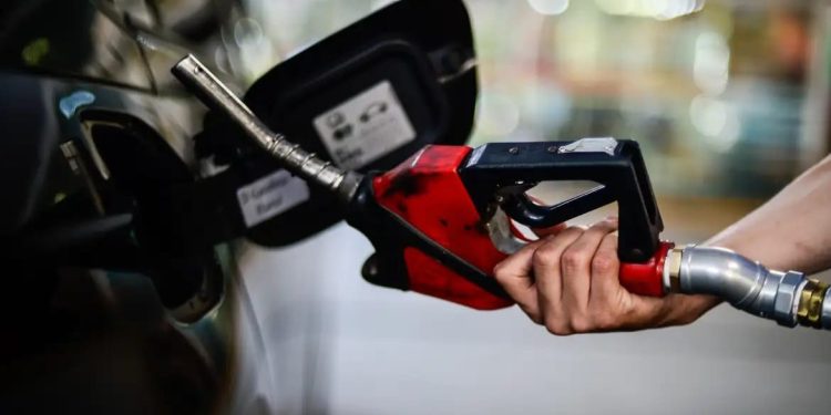 Petrobras reduz preço do diesel às distribuidoras amanhã