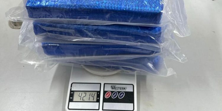 Mulher é presa com mais de 4 kg de drogas em ônibus no interior do Acre