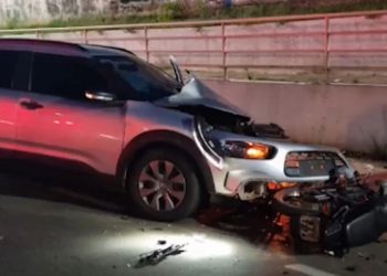 Carro entra na avenida pela contramão e deixa duas pessoas em estado grave em Rio Branco; veja vídeo