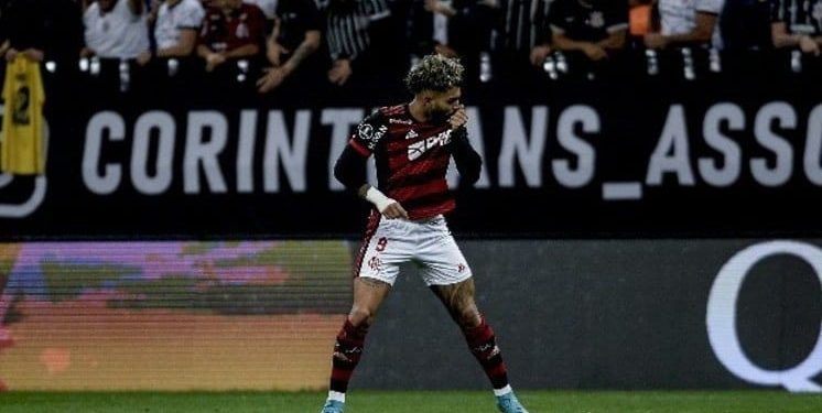 Gabigol aceita o assédio. ‘Combinaria jogar no Corinthians. Pela massa, pelo time, favela. Estou pu… com a reserva no Flamengo.’