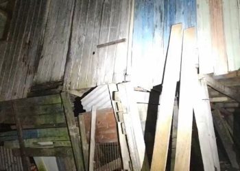 Casa de madeira desaba devido chuva e deixa família desabrigada, em Cruzeiro do Sul