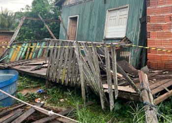 Após chuva, casa de madeira desaba e deslizamento de terra é registrado em Rio Branco