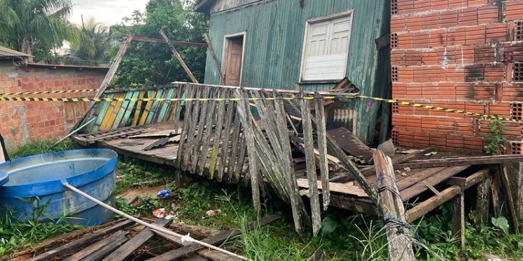Após chuva, casa de madeira desaba e deslizamento de terra é registrado em Rio Branco