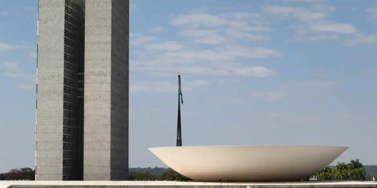 Câmara aprova auxílio para alunos de baixa renda do ensino médio