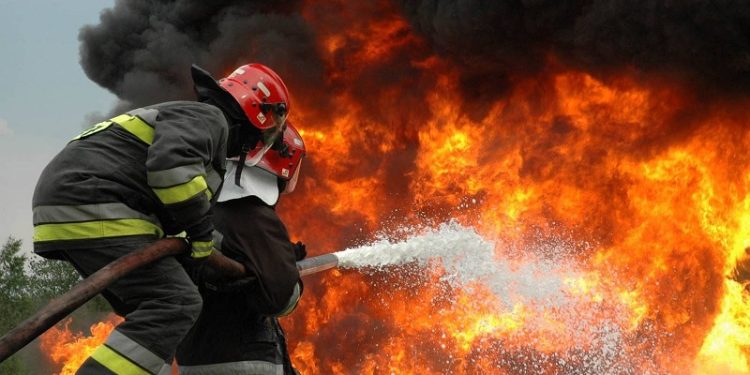 Em Rio Branco, homem é suspeito de incendiar própria casa no bairro Chico Mendes