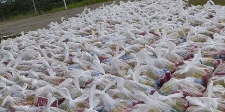 Grupo ‘Amigos Solidários’ distribui cestas básicas para famílias carentes de Rio Branco