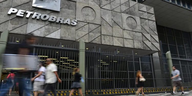 Petrobras faz concurso para nível técnico com salário de R$ 5,8 mil