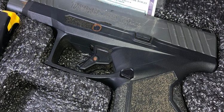 Suspeito de efetuar dez tiros contra casa da ex-companheira tem arma apreendida no Acre