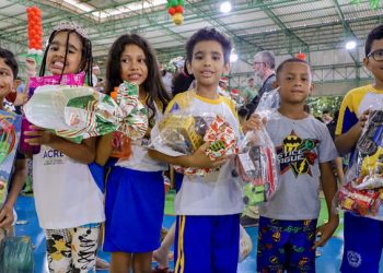 Natal Compartilhando Esperança: presentes são entregues às crianças da rede pública em Rio Branco