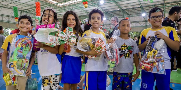 Natal Compartilhando Esperança: presentes são entregues às crianças da rede pública em Rio Branco