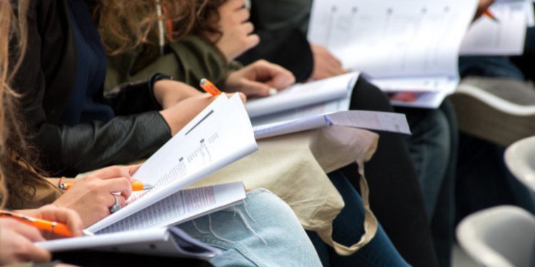 Concursos públicos têm salários de até R$ 33,9 mil e mais de 8.000 vagas abertas