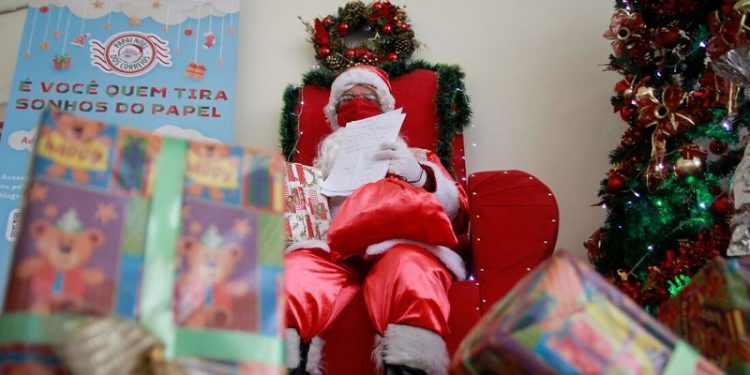 ‘Alegria imensa’: Correios iniciam entregas de presentes de Natal às crianças no Acre