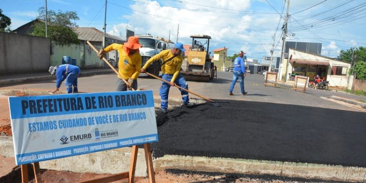 Com investimento de R$190 milhões, Prefeitura assina programa ‘Asfalta Rio Branco’