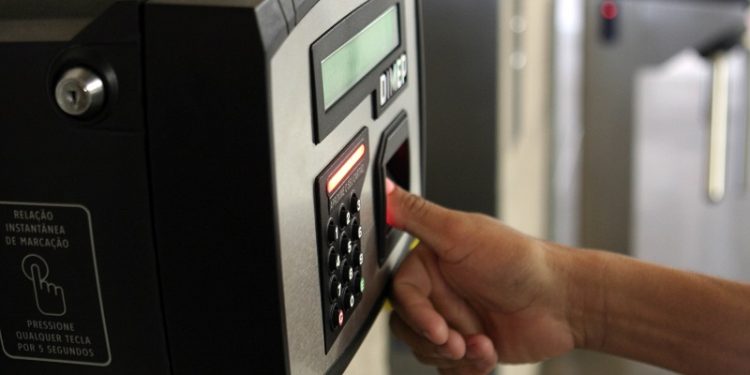 Implantação do ponto eletrônico nas unidades de saúde de Rio Branco é recomendada pelo MPAC