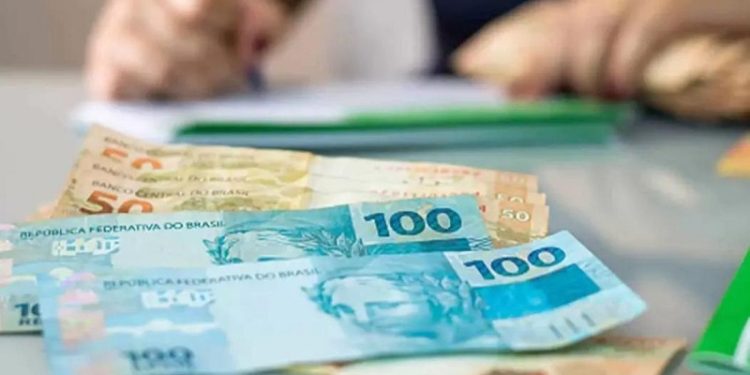 Pé-de-Meia: alunos de baixa renda do ensino médio devem receber R$ 2 mil por ano